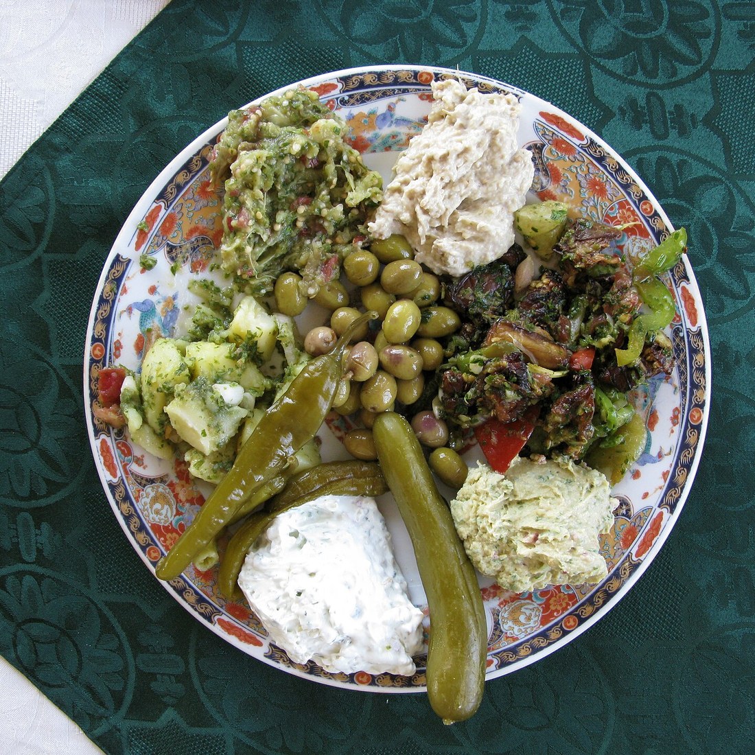Assortiment de mezzés turcs avec pain plat