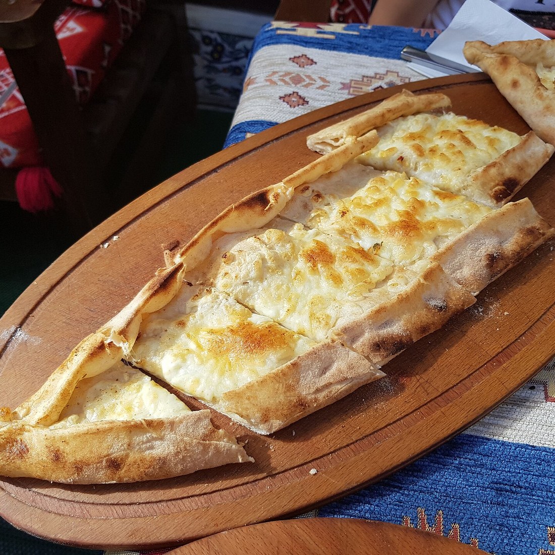 Pide turque au fromage sortie du four à pierre